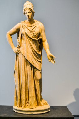 Abu Dabi, BAE - 15 Kasım 2017: Louvre Abu Dabi, Orta Doğu 'daki en büyük sanat ve medeniyet müzesidir ve dünyanın dört bir yanından antik sergiler sergilenmektedir. Açılış saatleri sabah 10-akşam 8 arası..