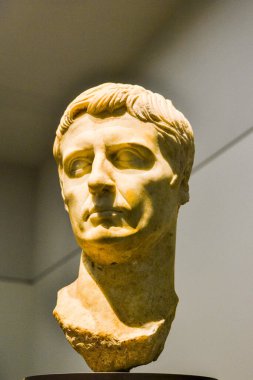 Abu Dabi, BAE - 15 Kasım 2017: Louvre Abu Dabi, Orta Doğu 'daki en büyük sanat ve medeniyet müzesidir ve dünyanın dört bir yanından antik sergiler sergilenmektedir. Açılış saatleri sabah 10-akşam 8 arası..