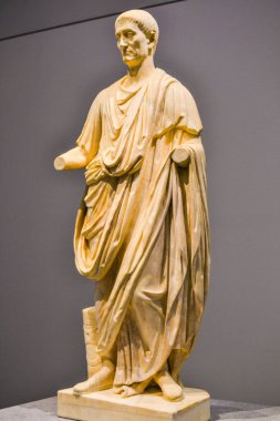 Abu Dabi, BAE - 15 Kasım 2017: Louvre Abu Dabi, Orta Doğu 'daki en büyük sanat ve medeniyet müzesidir ve dünyanın dört bir yanından antik sergiler sergilenmektedir. Açılış saatleri sabah 10-akşam 8 arası..