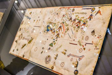 Abu Dabi, BAE - 15 Kasım 2017: Louvre Abu Dabi, Orta Doğu 'daki en büyük sanat ve medeniyet müzesidir ve dünyanın dört bir yanından antik sergiler sergilenmektedir. Açılış saatleri sabah 10-akşam 8 arası..