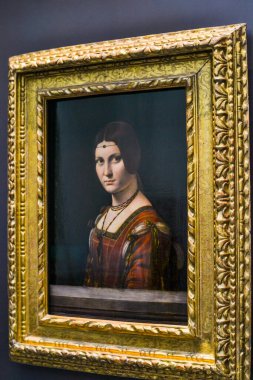 Abu Dabi, BAE - 15 Kasım 2017: Louvre Abu Dabi, Orta Doğu 'daki en büyük sanat ve medeniyet müzesidir ve dünyanın dört bir yanından antik sergiler sergilenmektedir. Açılış saatleri sabah 10-akşam 8 arası..