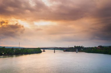 Borim, Goa / Hindistan - Mayıs 12020: Borim, Goa 'da maden cevheri ihraç eden mavnalar.