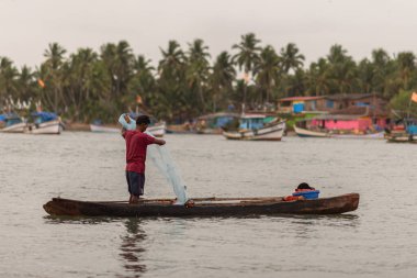 Betul Plajı, Goa / Hindistan - 19 Nisan 2020: Balık yakalamak için balıkçılar ve balıkçı tekneleri kullanan yerel balıkçılar