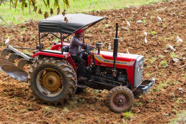 Curtorim, Goa / Hindistan - 22 Mayıs 2020: Traktör ve dümen, tarımda kullanılan pulluk Goa, Hindistan 'da çeltik ekimi / tarım sahnesi