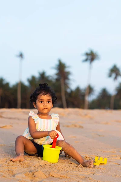Kumsalda Oynayan Sevimli Hintli Kız Çocuğu Bebek Kum Takımıyla Oynuyor — Stok fotoğraf