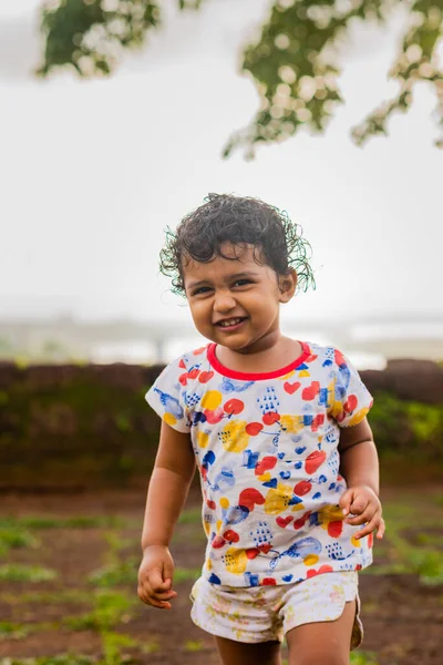 Juguetón Niña Bastante India Niño Bebé Jugando Aire Libre Con —  Fotos de Stock