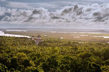 Güzel Aeriel panoramik manzara Goa 'da muson sırasında. Eski Goa 'daki Goan Kiliselerinin manzara görüntüsü. 
