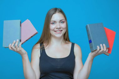 Genç güzel kadın 2 mavi geri gülümseyerek her elinde kitap, izole, merkezli 