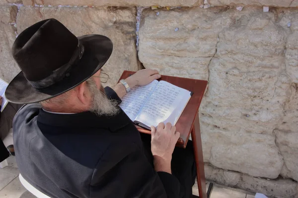 Ierusalem Israel Homem Judeu Velho Sentado Frente Muro Das Lamentações — Fotografia de Stock
