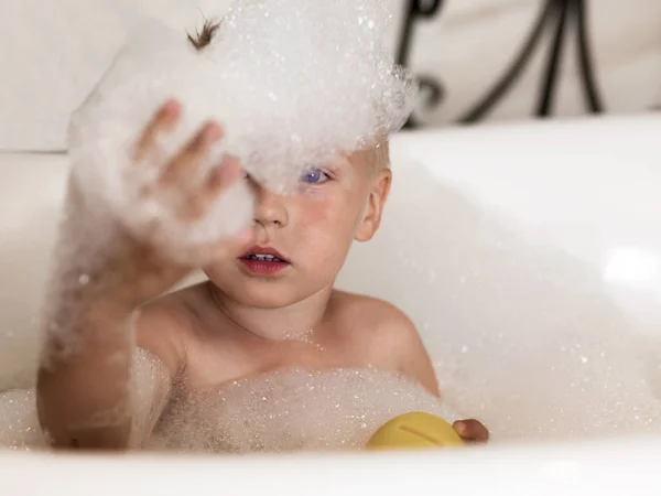 Niño Con Ojos Azules Baño Tira Una Mano Hacia Burbujas — Foto de Stock