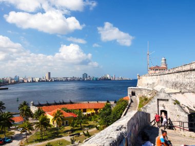 Havana / Küba - 15 Ağustos 2015: 12 havariler savunma pil, Havana Körfezi giriş. Açık havada, mavi deniz ve parlak mavi gökyüzü
