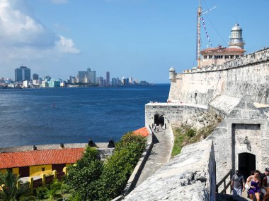 Havana / Küba - 15 Ağustos 2015: 12 havariler savunma pil, Havana Körfezi giriş. Açık havada, mavi deniz ve parlak mavi gökyüzü