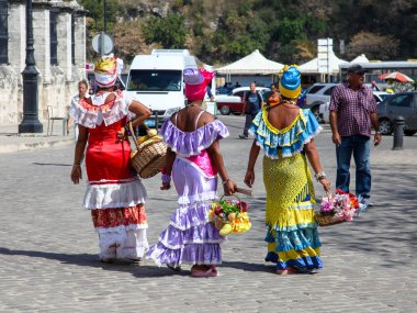 Havana bayanlar tarafından giyilen geleneksel renkli Küba kostümleri