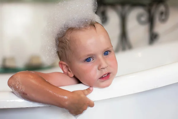 Lindo Niño Caucásico Con Ojos Azules Cabello Rubio Baño Tomando — Foto de Stock