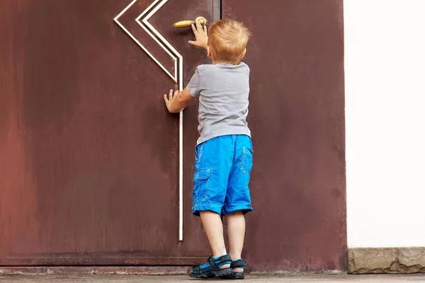 Маленький Мальчик Светлыми Волосами Стоит Спиной Камере Открывает Дверь Дома — стоковое фото