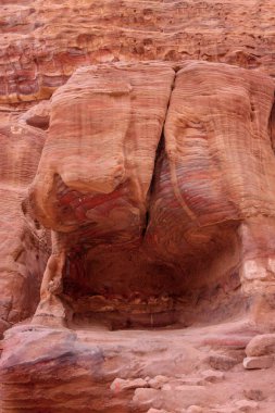 Antik mezarlar şehir Petra, Jordan, açık, güneşli gün parlak Dağları'nın kırmızı kayalar içinde. UNESCO miras, kopya alanı