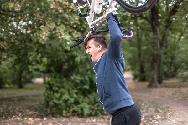 Joven Hombre Cuacásico Emocional Estrella Bicicleta Sostiene Ambas Manos Expresión — Foto de Stock