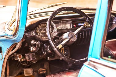İç bir klasik eski model araba (Oldsmobile), direksiyon saat, pano, hız göstergesi. Havana, Küba'da taksi arabadır. Retro etkisi.