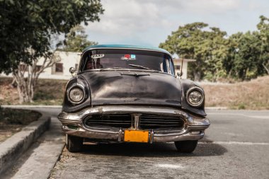 Eski ve paslı araba Oldsmobile - Havana, Küba'nın surburb takside. Önden görünüm, açık, kapat.
