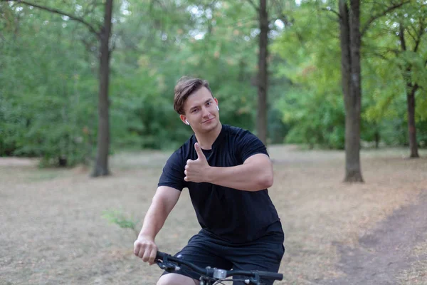 Красивый Молодой Кавказский Мужчина Поднимает Большой Палец Велосипеде Парке Белые — стоковое фото