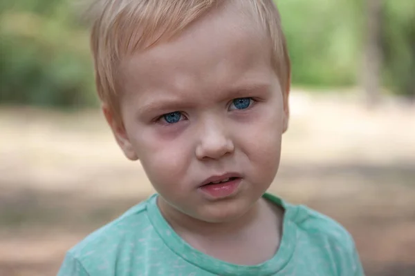 Bliska Portret Ładny Chłopczyk Kaukaski Poważną Miną Niebieskie Oczy Chwila — Zdjęcie stockowe