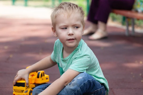 Mavi Gözlü Erkek Sevimli Beyaz Sarışın Bebek Bir Oyuncak Sarı — Stok fotoğraf