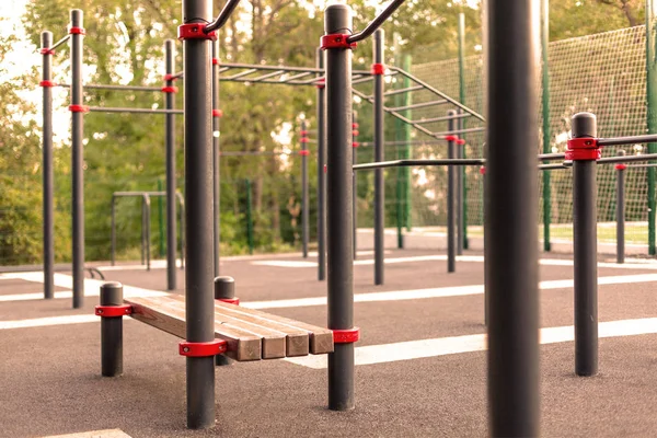 Açık havada spor salonu ekipman park spor zemin kapatın. Eğitim, aktivite, egzersiz alanı için farklı makineleri. Açık havada, kopya alanı, kimse park.