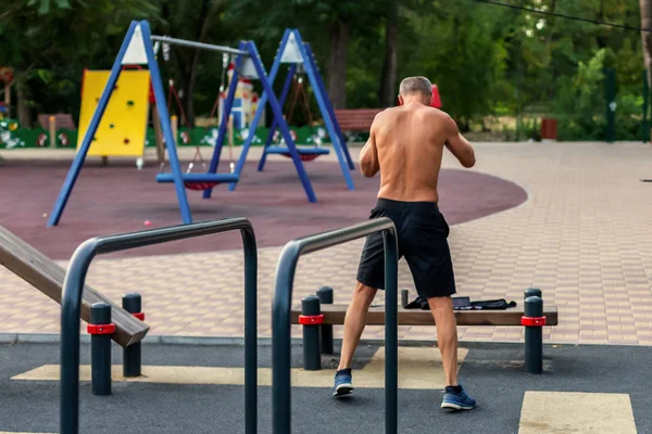 Pria Kaukasia Paruh Baya Menghangat Lapangan Olahraga Taman Benar Benar — Stok Foto