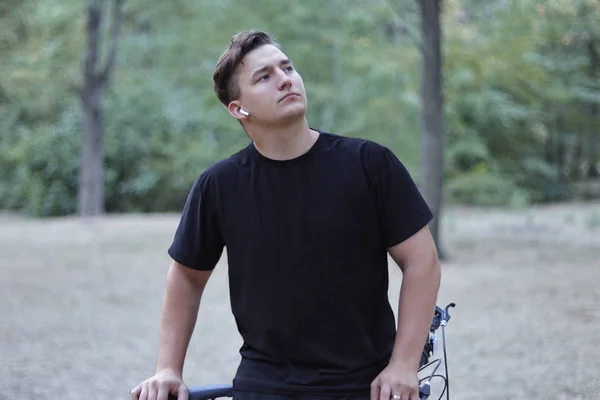 Young Handsome Caucasian Man Stands His Bicycle Model Style White — Stock Photo, Image