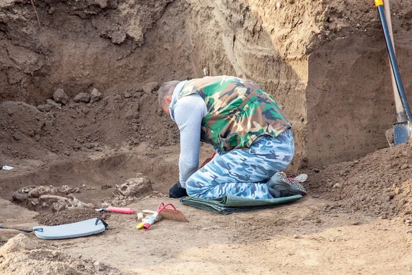 Archeologische Opgraving Archeoloog Een Digger Proces Onderzoek Menselijke Botten Een — Stockfoto