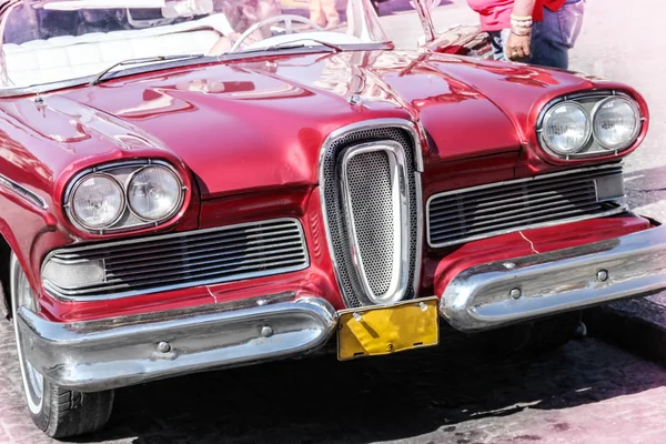 Vecchie Arrugginite Auto Americane Rosse Degli Anni Con Vista Frontale — Foto Stock