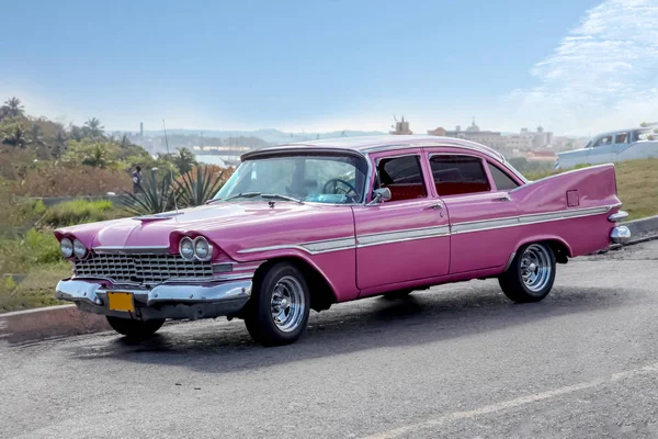 哈瓦那 2018 1959年的经典老爷车从侧面 定居在一个村庄景观前 明亮的粉红色复古美国汽车 复制空间 — 图库照片