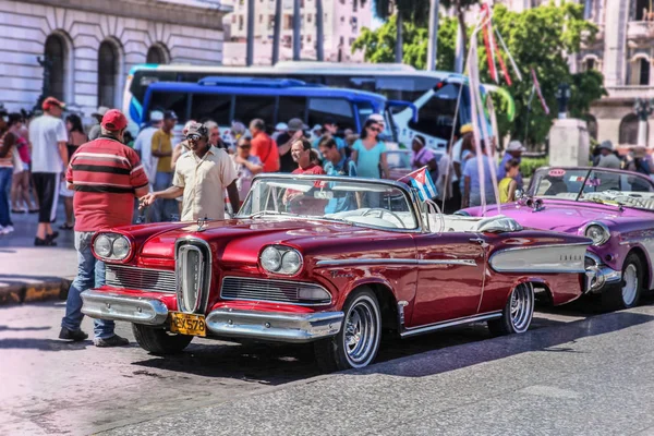 哈瓦那 2018 1950年代的旧的和生锈的老式美国汽车 出租车 在哈瓦那 Edsel 步行者在前面的位置 粉红色的车在后面 阳光明媚的日子 复制空间 — 图库照片