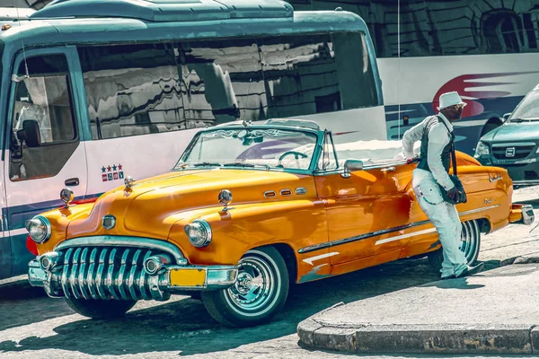 Havana, Küba - Ağustos 2017: Eski vintage retro Amerikan araba arka plan üzerinde 1950'lerde (turuncu), turistik otobüs. Açık havada, güneşli bir gün, kopya alanı.