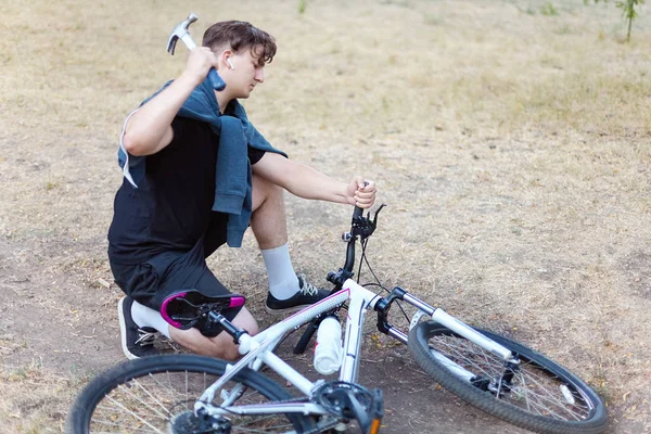 Joven Hombre Caucásico Con Pelo Oscuro Trabaja Con Martillo Bicicleta — Foto de Stock