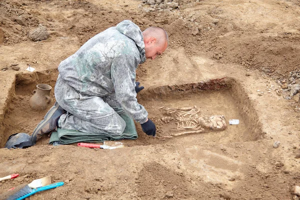 Археологические Раскопки Археолог Процессе Раскопок Прислонившись Гробнице Руки Инструментами Проводя — стоковое фото