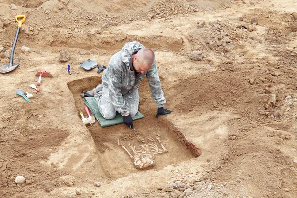 Archeologische Opgraving Archeoloog Een Digger Proces Leunend Naar Het Graf — Stockfoto