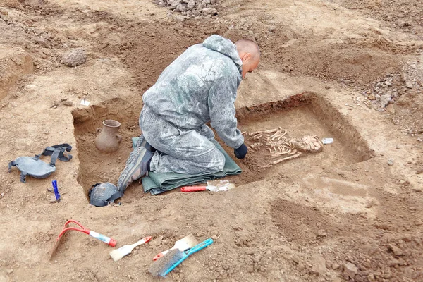 Археологические Раскопки Археолог Процессе Раскопок Прислонившись Гробнице Руки Инструментами Проводя — стоковое фото