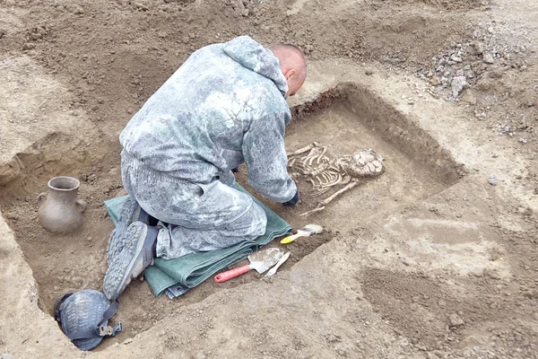 Arkeologisk Utgrävning Arkeologen Grävare Process Lutande Till Graven Händer Med — Stockfoto