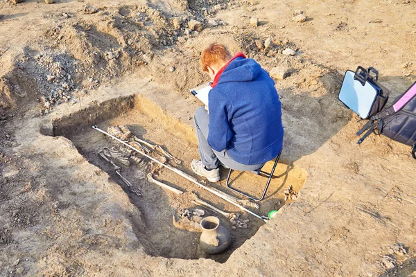 Escavação Arqueológica Verdadeira Arqueólogo Processo Escavação Desenha Túmulo Com Ossos — Fotografia de Stock