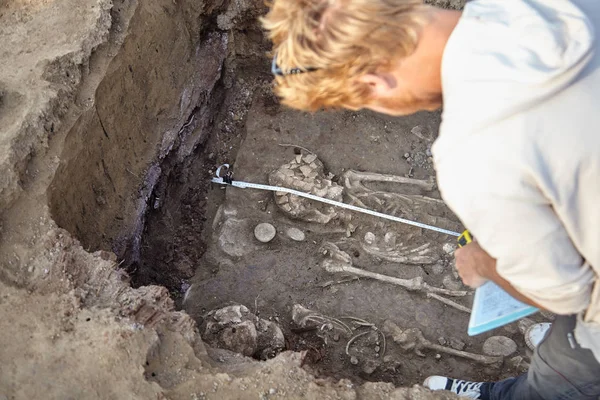 Archäologische Ausgrabungen Junge Archäologin Lässt Menschliche Knochen Skelette Und Schädel — Stockfoto