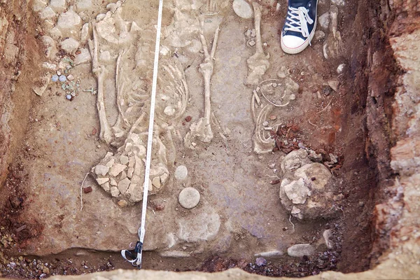 Настоящие Археологические Раскопки Останки Человеческих Костей Многими Артефактами Гробнице Нога — стоковое фото