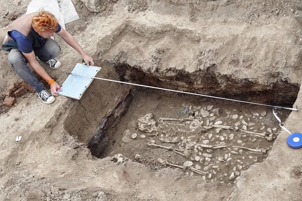 Scavi Archeologici Giovane Archeologo Elegante Con Capelli Rossi Annegamenti Ossa — Foto Stock