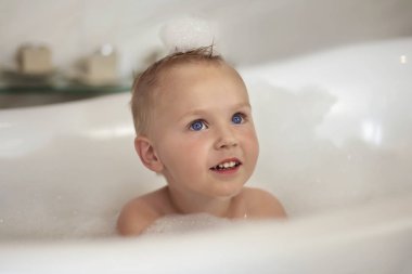 Köpük balonlar kafasında ve çevresinde ile 1küvet Lacivert gözlü sevimli beyaz bebek çocuk. Kapalı, kapatın şu tatlı bebeğe, beyaz arka plan, kopya alanı portresi.