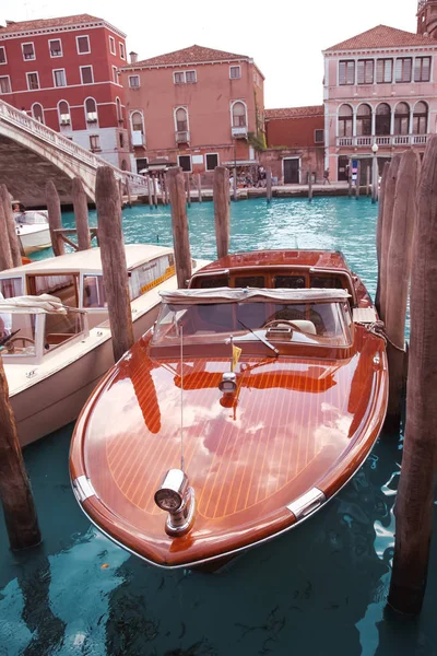 Venice Italy November 2018 Bright Red Wooden Yacht Moored Canal — Stock Photo, Image