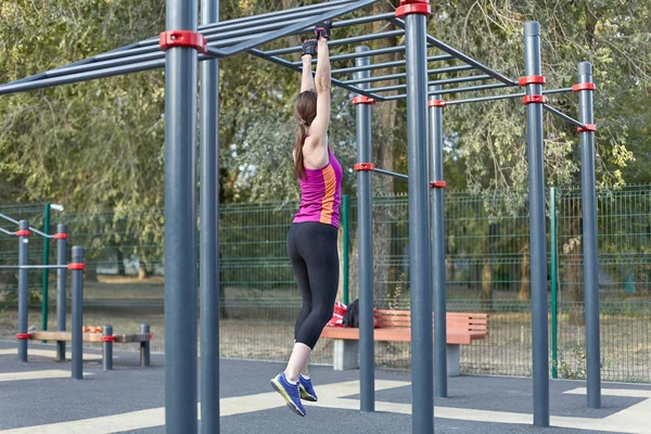 Wanita Muda Kaukasia Latihan Taman Olahraga Menarik Batang Vertikal Pakaian — Stok Foto