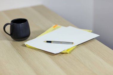 Kahve ya da çay, kağıt ve kalem ahşap masa lambası arka plan, sayfasını kapat, alanı Kopyala