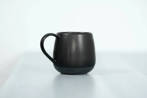 Zwarte Thee Koffie Dop Witte Houten Tafel Witte Achtergrond Kopiëren — Stockfoto