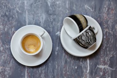 Üç küçük bardak görünümünü kadar yakın ve daireler, kahve espresso, iki başka biriyle boştur. Hayvan kaplan tasarım, gri mermer zemin üzerine desen. Kapalı, alanı Kopyala.