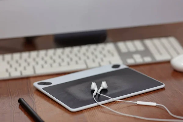 Equipment Photographer Grafic Designer Computer Mouse Grafic Tablet Stilus Earphones — Stock Photo, Image